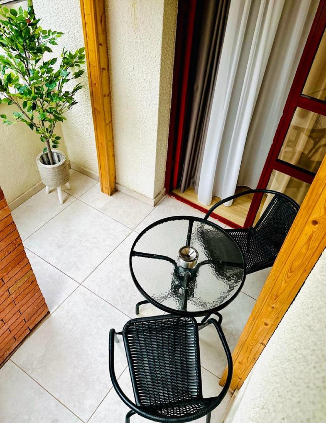 Hotel Well Inn Tiflis Dış mekan fotoğraf