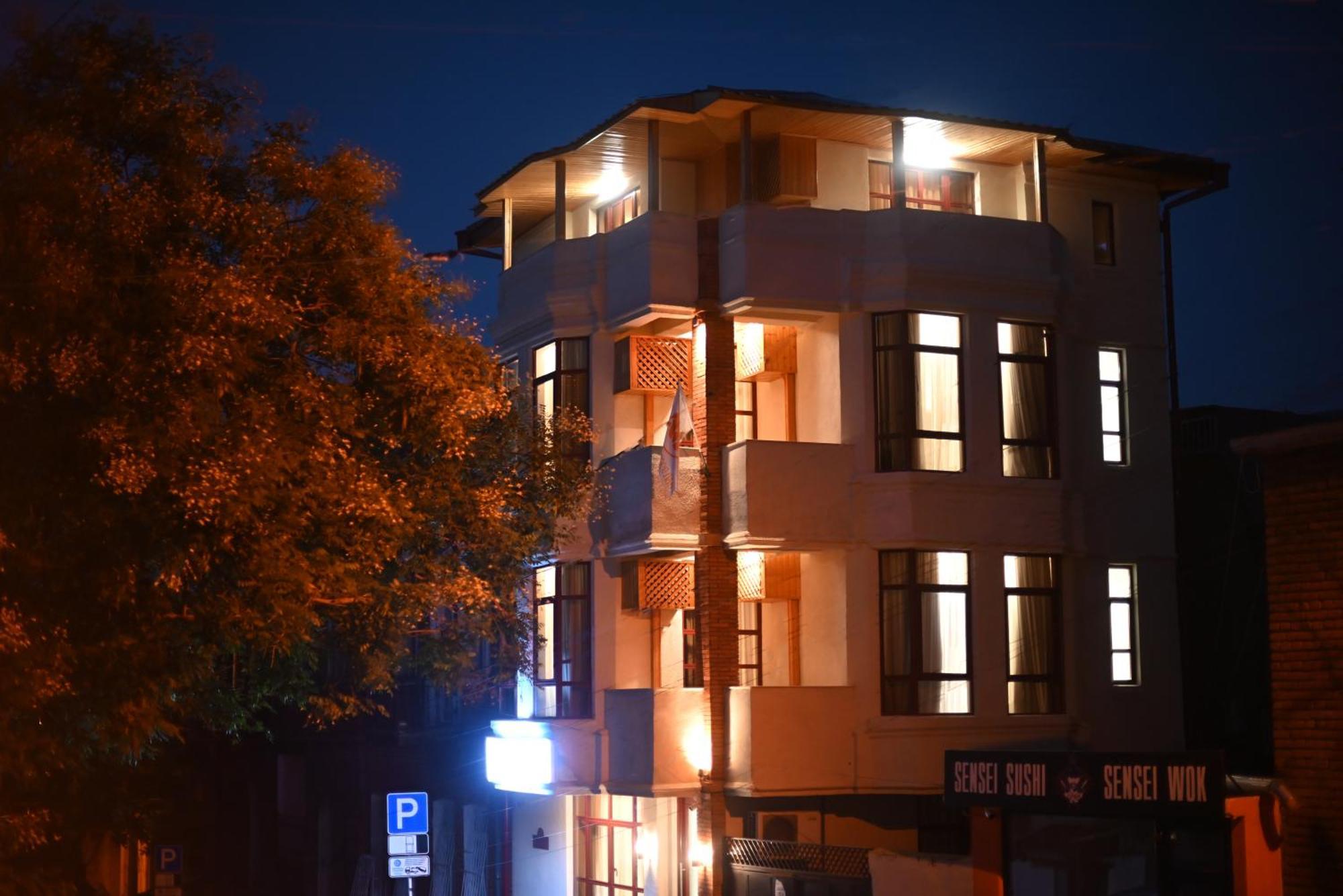 Hotel Well Inn Tiflis Dış mekan fotoğraf