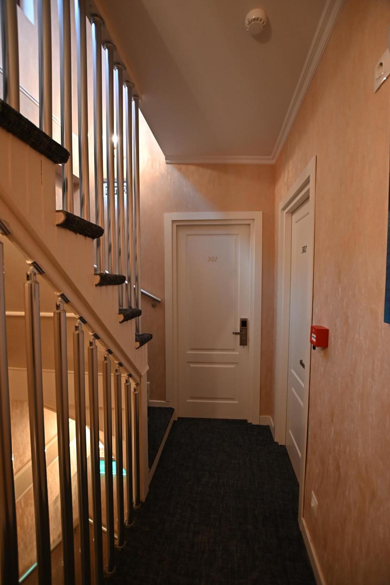 Hotel Well Inn Tiflis Dış mekan fotoğraf