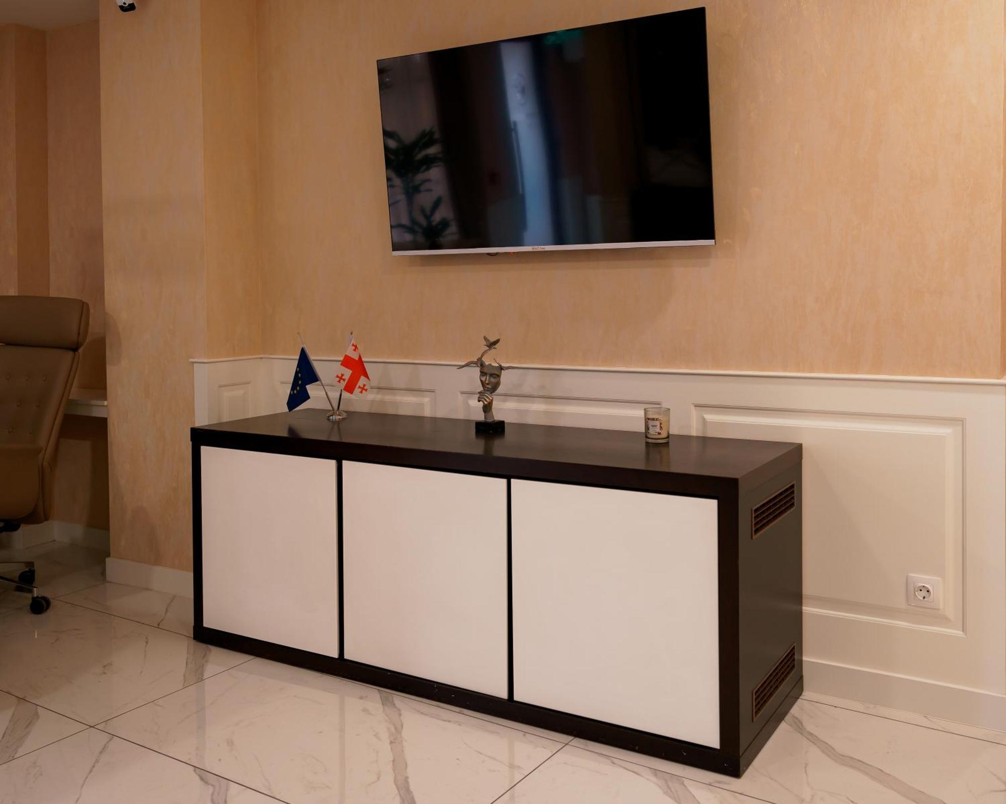 Hotel Well Inn Tiflis Dış mekan fotoğraf