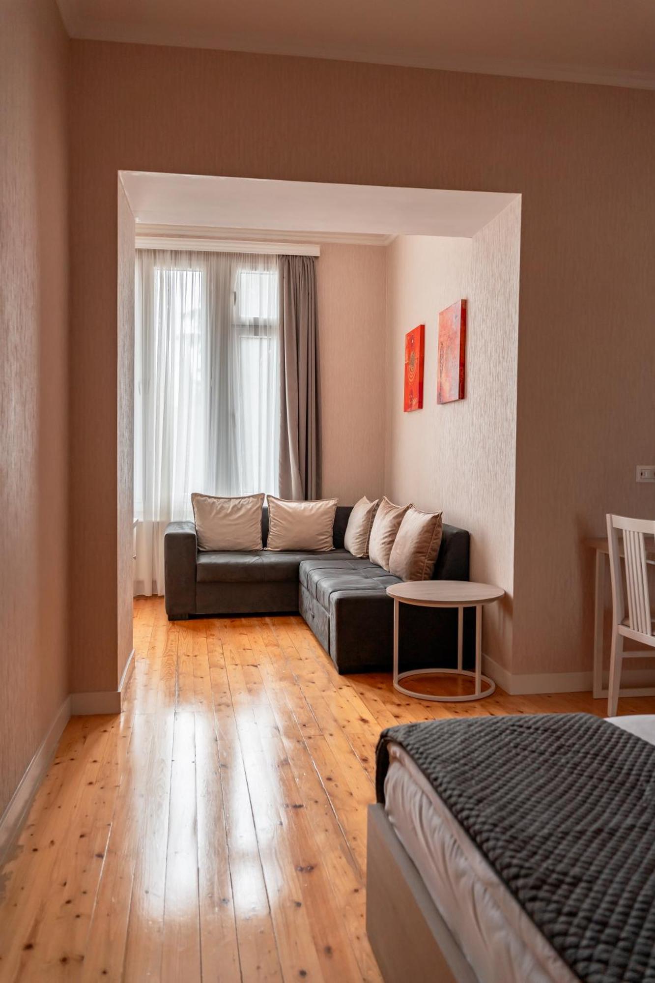 Hotel Well Inn Tiflis Dış mekan fotoğraf