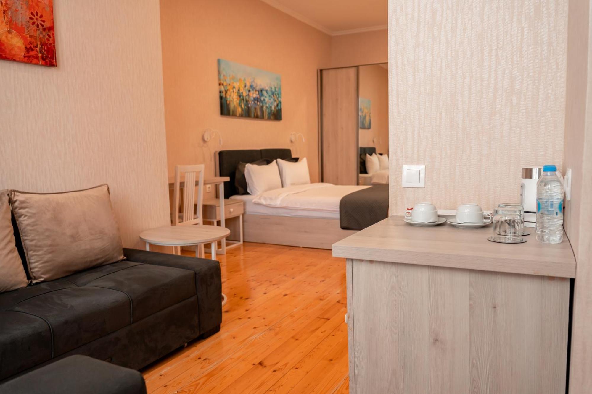 Hotel Well Inn Tiflis Dış mekan fotoğraf