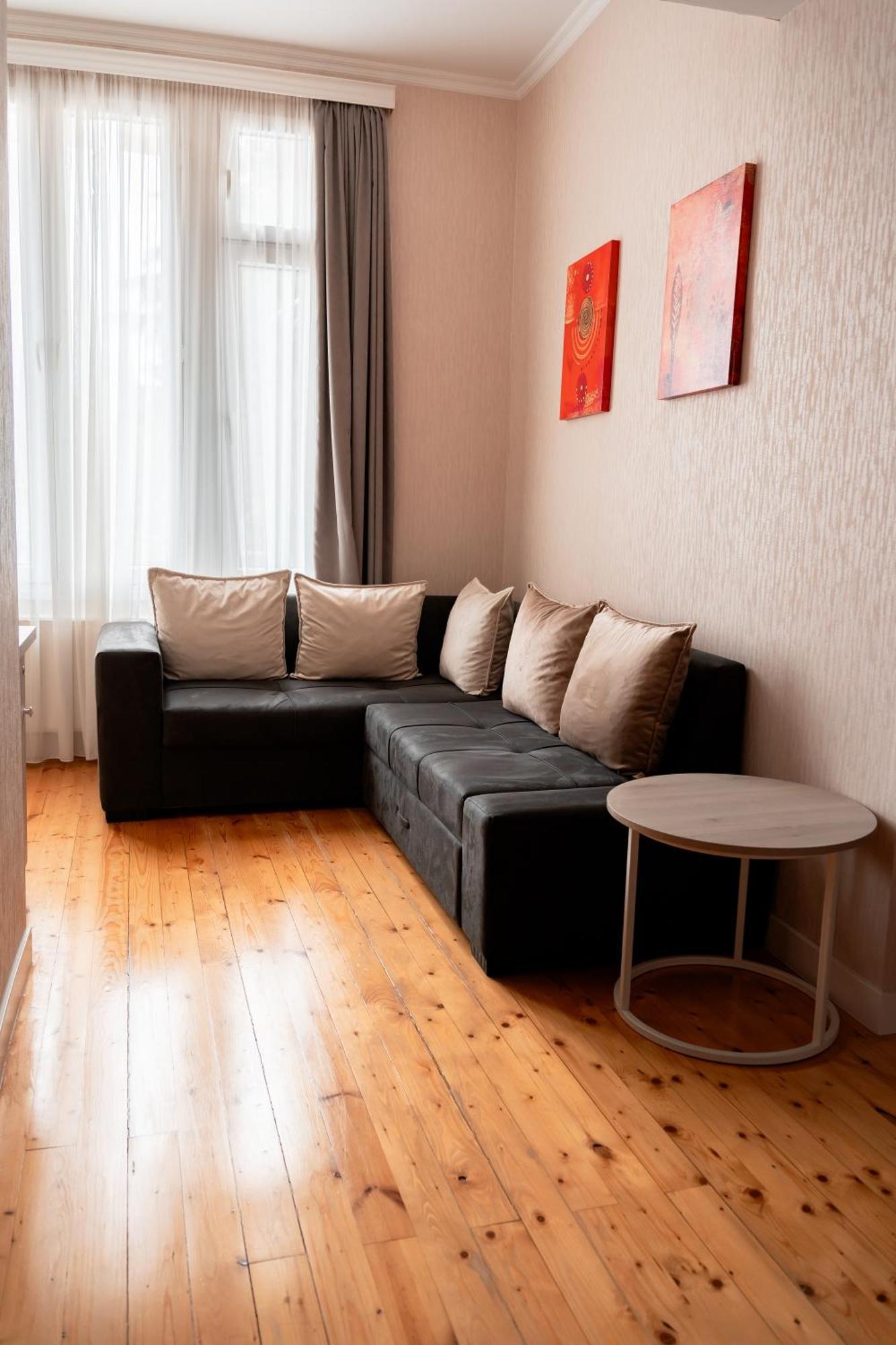 Hotel Well Inn Tiflis Dış mekan fotoğraf