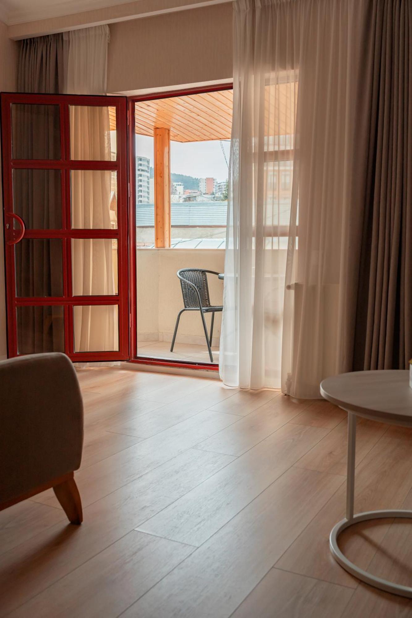 Hotel Well Inn Tiflis Dış mekan fotoğraf