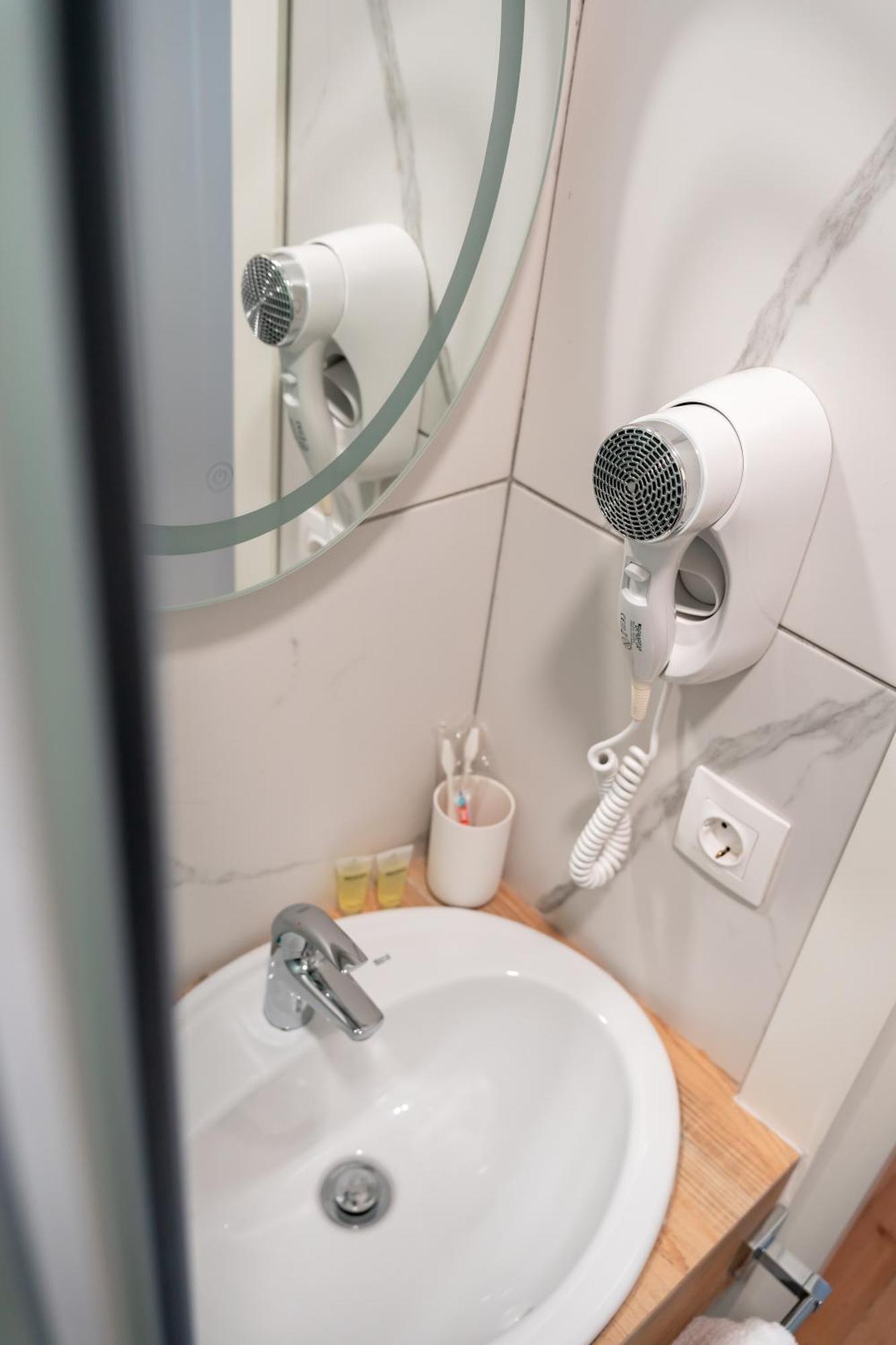 Hotel Well Inn Tiflis Dış mekan fotoğraf