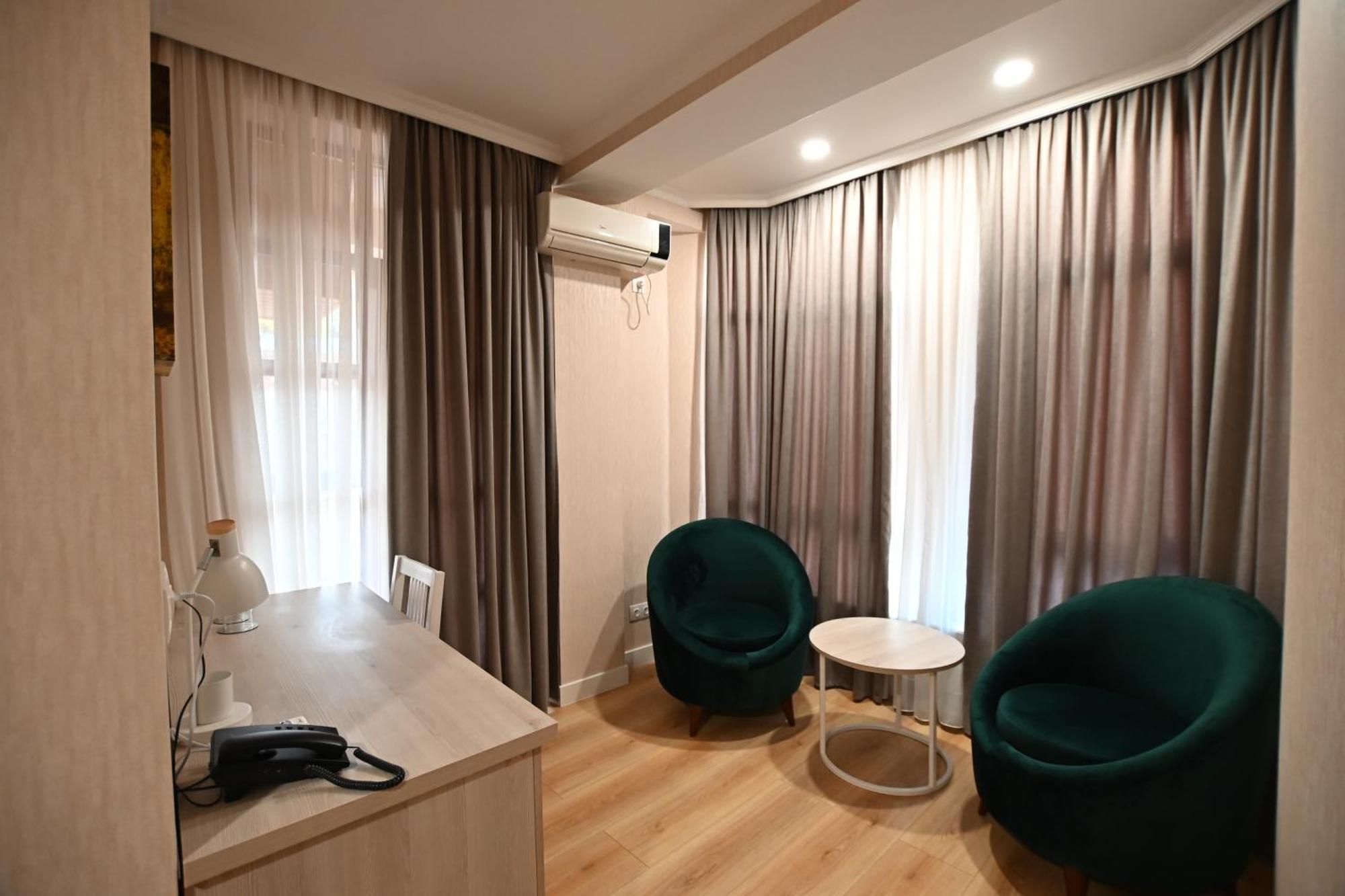 Hotel Well Inn Tiflis Dış mekan fotoğraf